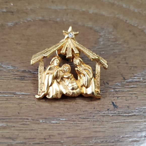 Gold tone Nativity Scene pin - Picture 1 of 2